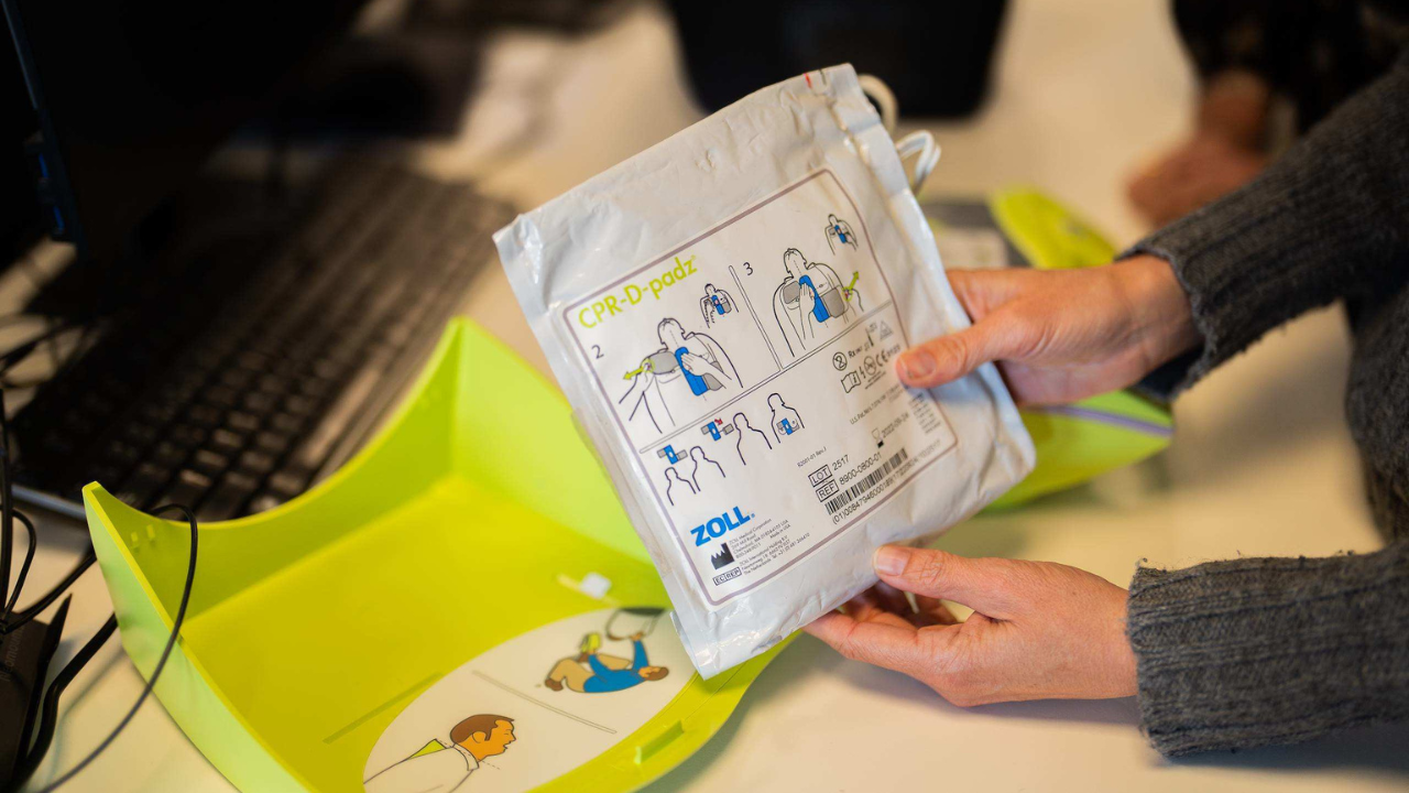 Elektroden en batterijen voor ZOLL AED&rsquo;s vervangen