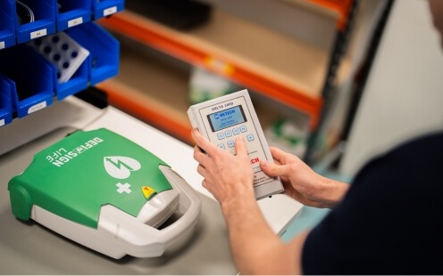 Een DefiSign AED wordt getest met behulp van een shocktest in het Medisol Service Center