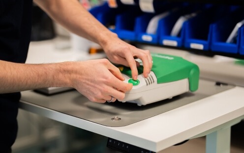 Een DefiSign is goedgekeurd na controle in het Medisol Service Center en ontvangt een sticker